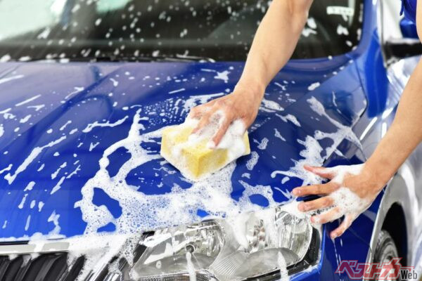 炎天下でボディに水をかけると水は直ぐに蒸発してしまい、イオンデポジットと呼ばれる水ジミが残ってしまう（industrieblick@AdobeStock）