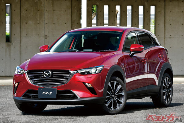 マツダ CX-3は、CX-30と同じく全長4.3m前後でコンパクトな形状となっているが、全体的なフォルムは良くセクシーだ