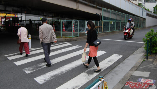 信号機のない横断歩道前でちゃんと一時停止。気持ちいいですね～！