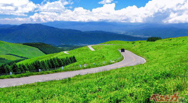 「クルマの一時停止率」1位となった長野県。写真のビーナスラインなど気持ちのいいスポットが多い県なんです。この夏、ドライブに出かけるのもいいネ！