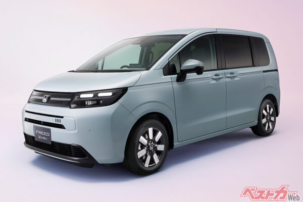 2024年6月に3代目が登場したホンダ フリード（250万8000～343万7500円）シンプルデザインのエアーとSUVテイストのクロスターの2タイプあり、パワーユニットは1.5Lガソリン車と1.5L・e:HEVを搭載