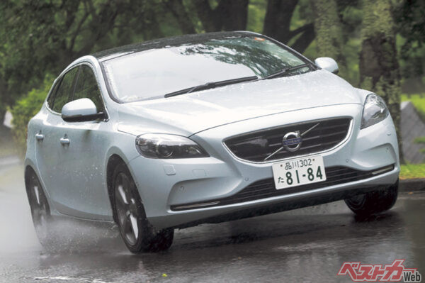 V40は4車種中、最もパワフルな1.6L直4ターボを搭載。スペックは180ps/5600rpm、24.5kgm/1600～5000rpm。スタイルだけでなく走りもいい