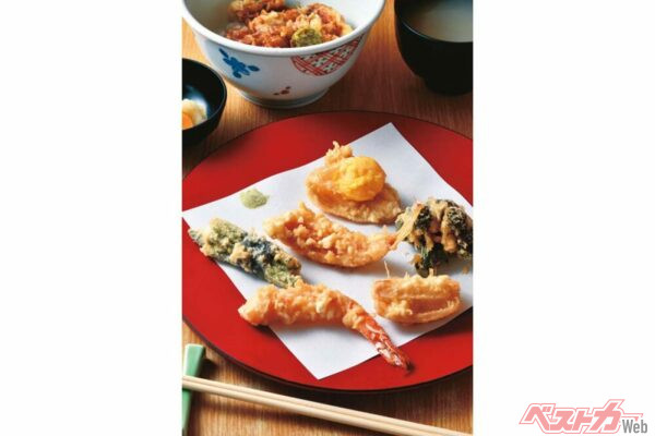 『てんぷら黒川』雪（昼のお食事セット）　2000円（海老、魚介、野菜の天ぷら、穴子天丼）　ヒメゴチはふんわりカリッと揚がり、エビはぷりんとして甘い。アスパラの磯辺巻きやサクサクのレンコン、珍しい卵黄の天ぷらも