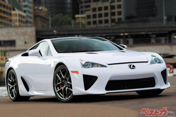 レクサス LFA（2010年）：560ps　ヤマハ製の4.8L、V10は560psのパワーも凄いが、スムーズな回転フィールが当時世界一と言われた