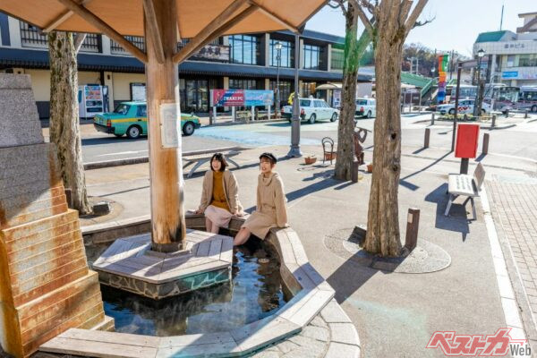 JR湯本駅を出てすぐ右手には源泉掛け流しのあし湯広場「愛湯物語」がある。24時間利用可能（無料）