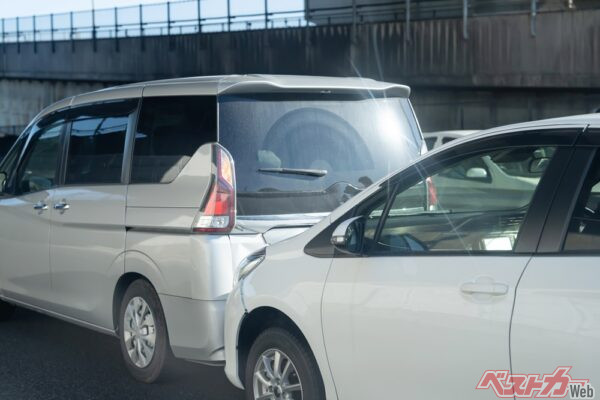 ボーッとした漫然運転の結果、追突など重大事故につながるケースが多い（naka@Adobe Stock）