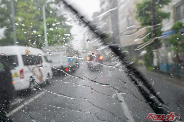 バケツをひっくり返したような大雨では、どれだけ早くワイパーを作動させても安全に走行できる視界を確保することは難しい（PHOTO:Adobe Stock_Ichiro）