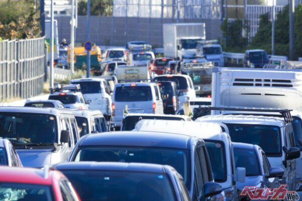 お盆は高速道路がゲキ混み!!　東名＆中央道45kmの渋滞予測マジっすか　快適ドライブのために「絶対走っちゃダメ」な時間帯はいつ？