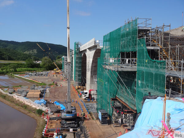 地面を舗装するだけでは道路にならない。写真は上信越道あらい高架橋建設の様子