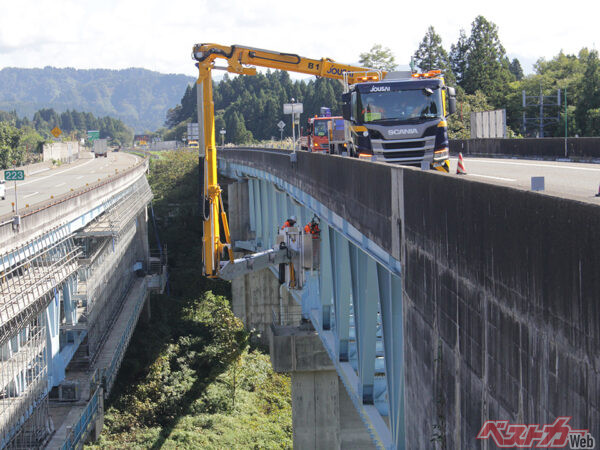 交通規制が必要な箇所も目視で行っていた従来の点検。当然渋滞の原因にもなる