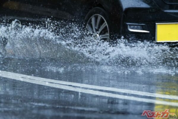 大きく水しぶきがあがる水位になると、タイヤと路面の接地力が弱くなるため、ハイドロプレーニング現象に近い状態となり、ハンドル、ブレーキが効きにくくなる