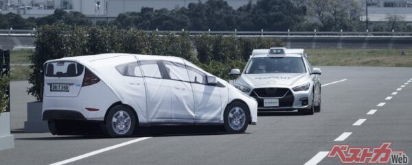 飛び出し車両などを避ける技術の開発は続いている