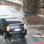 【台風直撃緊急情報】豪雨で道路がヤバい！　クルマが冠水してしまった場合にどうすればいいのか？