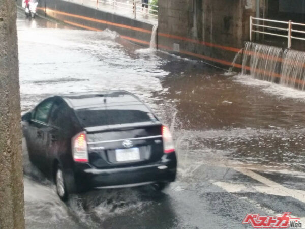 【台風直撃緊急情報】豪雨で道路がヤバい！　クルマが冠水してしまった場合にどうすればいいのか？