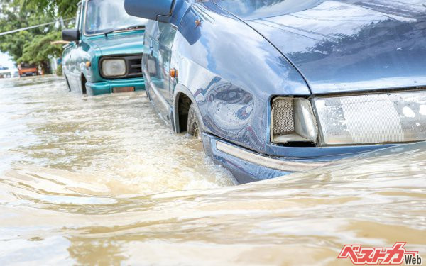 冠水したらクルマはどうなるのか？（Teerapong Yovaga@Adobe Stock）