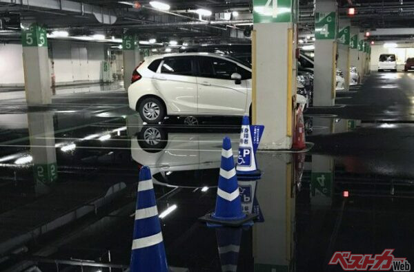 高架下やアンダーパス以外には地下駐車場なども水が流れ込んで冠水しやすいので注意が必要だ