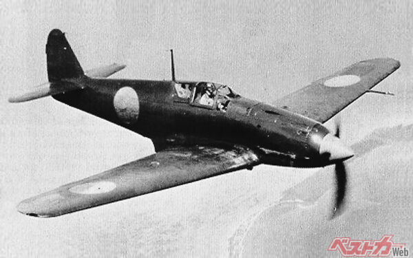 陸軍三式戦闘機「飛燕」……ドイツの主力戦闘機メッサーシュミットBf109に採用された、ダイムラーベンツ製の水冷V型12気筒エンジンDB601を搭載した。当時空冷の星形エンジンがほとんどだった日本の戦闘機のなかでは異彩を放った。滑らかで細身の機体デザインが特徴だ