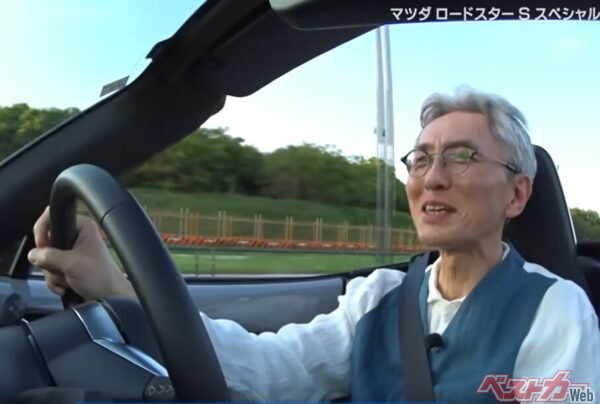 ロードスターを運転していて時折、笑顔を見せる松重さん（YouTubeより）