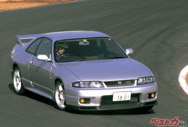 ボディが大型化されたR33GT-R