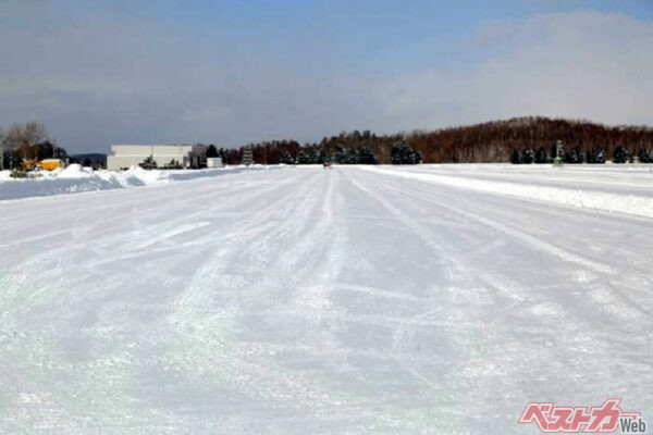 雪上性能も重要な要素。こればかりは雪のある季節、場所でしかテストできない