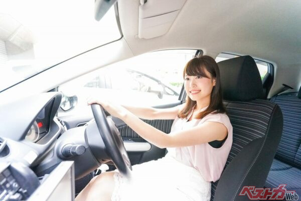 燃料の残量に余裕があったほうが、運転中の心に余裕が生まれる。日常的にクルマを使うならば、基本的には満タン給油でいいのでは??（PHOTO：Adobe Stock_maroke）