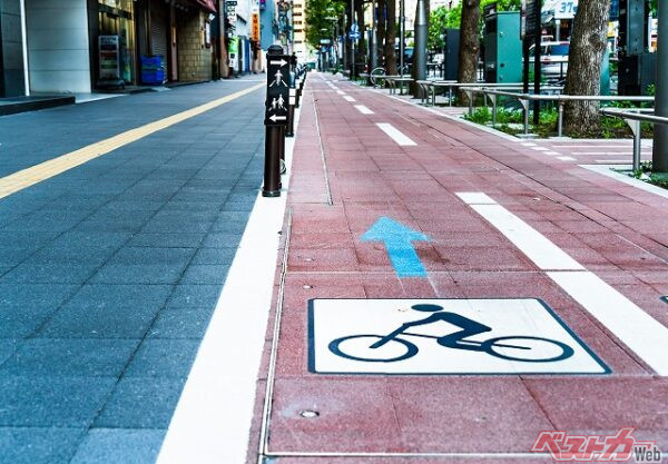 自転車ではないため、自転車専用道路を通行することもできない（PHOTO：Adobe Stock_ Naokita）