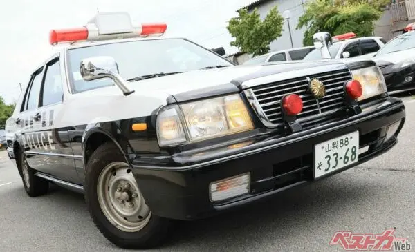 えっ！ その引退待って！ 山梨県警最後のセドリックパトカーがとうとう廃車に - 自動車情報誌「ベストカー」