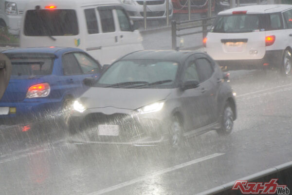 高速道路で突然のゲリラ豪雨……安全に対処するには？（Photo by xiaosan@Adobestock）