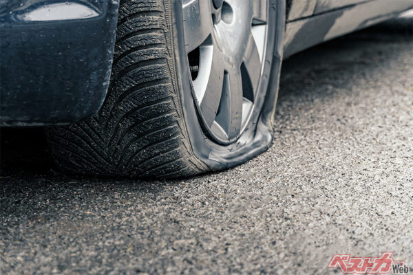 自分で交換してはダメ!? 高速道路でパンク!!（Photo by soleg@Adobestock）