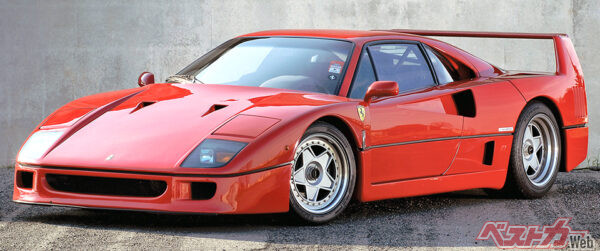 フェラーリF40…1987年、フェラーリ操業40周年を記念して生産された。限りなくレーシングマシンに近い市販車として当時最速のパフォーマンスを誇示していた