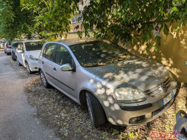 　日本では違法駐車どころか、放置自動車に見られてしまうイタリアの駐車事情。各車両の前後スペースの無さが激戦ぶりを表している。