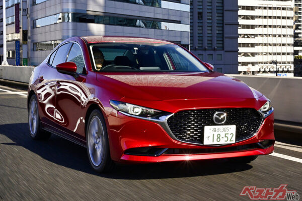 マツダ MAZDA3セダン（259万3800～325万9300円）2024年1～6月販売台数：1123台　月販平均：187台　ファストバックほどの奇抜さはないが、デザインの美しさはセダンとしては出色