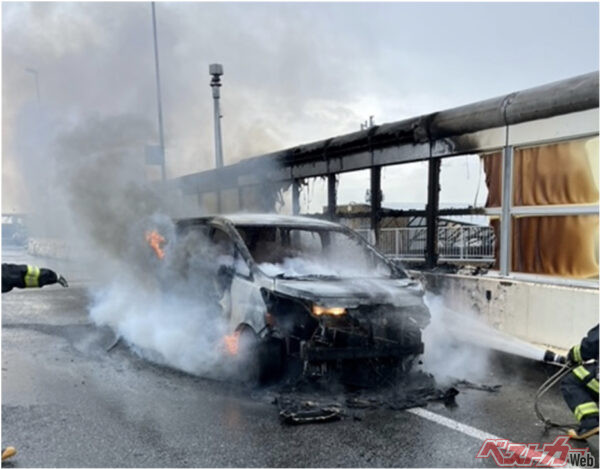 車両火災の様子。乗員の命を守ることは何より優先すべきだが、同じ道路を通行する人々にとって迷惑となっていることも忘れてはならない