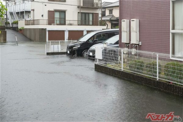 自然災害で愛車がダメージを受けたら自動車保険会社に連絡しよう（あんみつ姫@Adobestock）