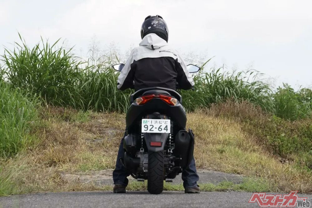 快適性を高めるカスタムパーツで、NMAX155の街乗りとツーリングがさらに楽しくなる！