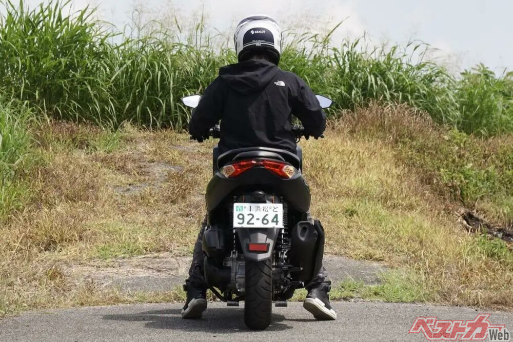 快適性を高めるカスタムパーツで、NMAX155の街乗りとツーリングがさらに楽しくなる！