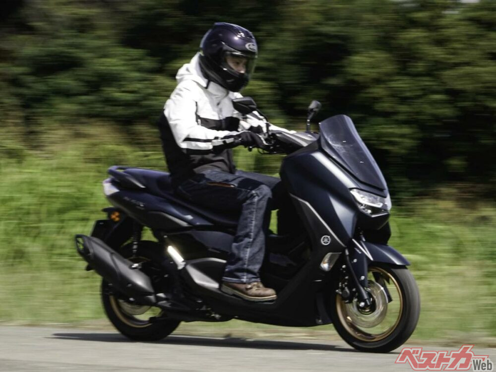 快適性を高めるカスタムパーツで、NMAX155の街乗りとツーリングが