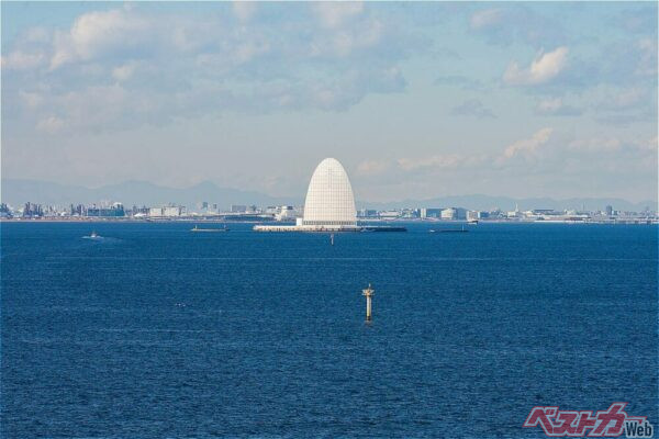 東京湾にぽっかり浮かぶアクアラインの換気施設。これが「風の塔」（yu_photo@Adobestock）