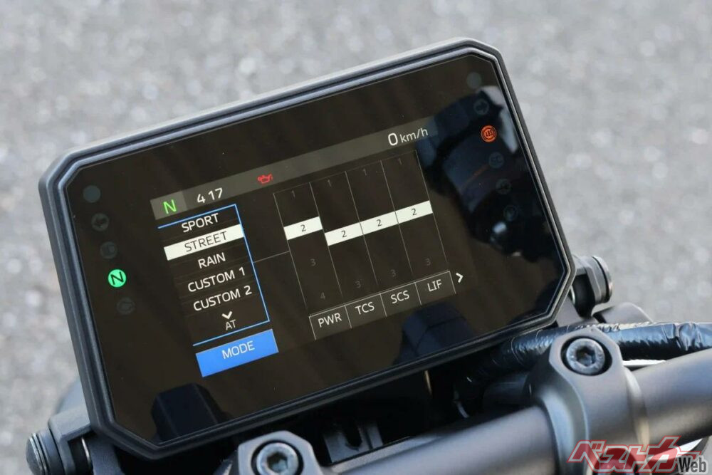 「MT」モードで選択できるライディングモードは、「SPORTS」、「STREET」、「RAIN」、「CUSTOM 1」、「CUSTOM 2」の5種類。
