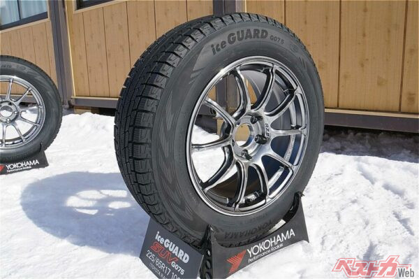 こちらはアイスガードSUV G075。雪上性能を重視する人向け。LT規格もラインナップする