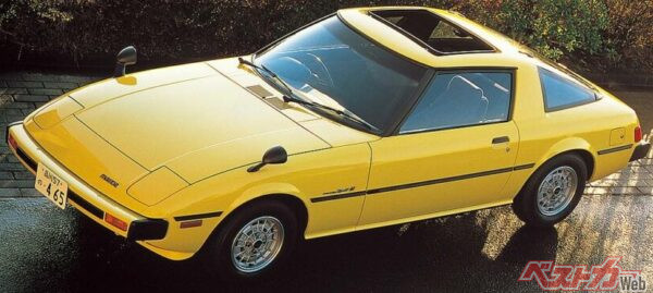 1978年（昭和53年）発売の初代マツダ サバンナRX-7（SA22C）。低いボンネットとシンプルでシャープなスタイリングは昭和ならではのデザインだ