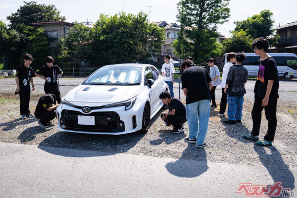 筆者の愛車・GRカローラで取材現場に訪れると、周囲にはあっという間に自動車部員が集結。気になりますよね！