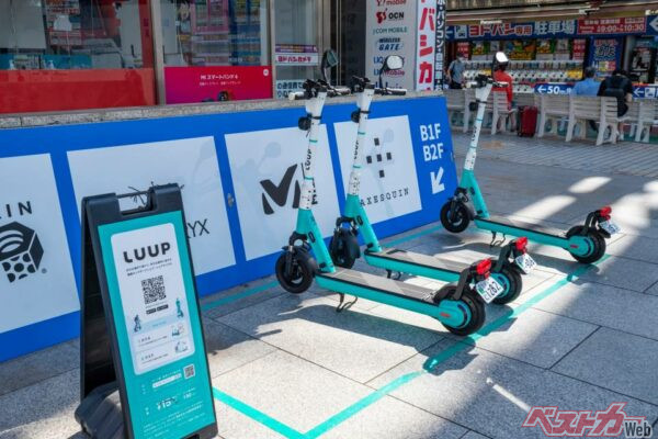 首都圏の繁華街や観光地で見かけるのはシェアリングサービスのナンバー付き電動キックボードばかり。あまり普及は進んでいないようだ(picture cells@AdobeStock)