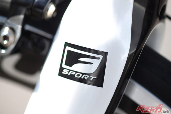 前輪付近のフレーム部分には「F SPORT」のロゴも。こういう細かな部分も雰囲気を演出する