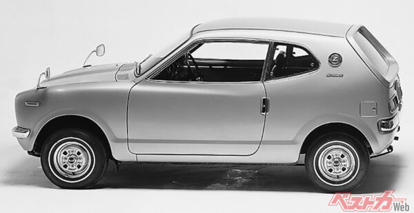 ホンダZ…1970年に発売したスポーツモデル。1971年には写真のように黒の樹脂ではない、ボディ同色としたゴールデンシリーズが発売されたが、こちらはあまり人気がなかった。1972年にマイナーチェンジをうけ、ハードトップとなる