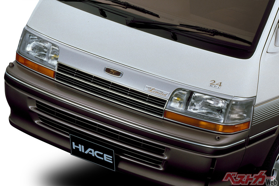 内装マジで[クラウン並み]じゃん！ 先代ハイエースにあった[元祖グラン