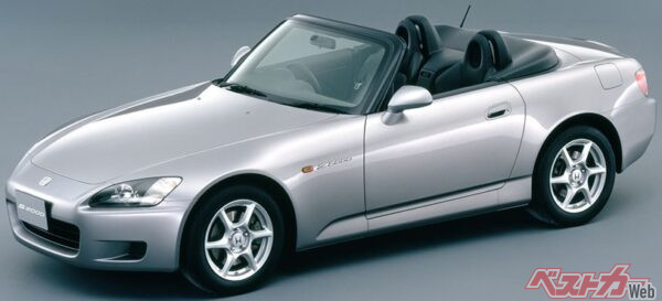 1999年に登場したS2000。レッドゾーンが8000回転からという超高回転型エンジンは、このクルマの最大の魅力といってよい