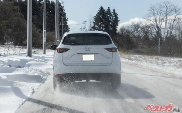 気温が上がりつつあるシャーベット路面でもテスト。挙動も安定して、ドライ路面並に安心して走れるほど!!!!