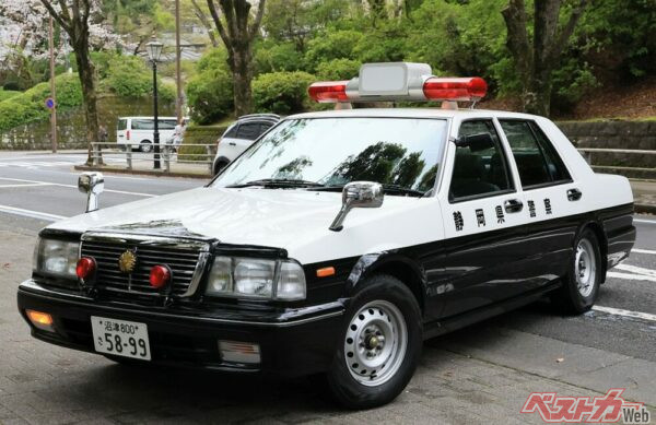 いまだに現役の静岡県警東部交通機動隊のセドリック。2002年導入だが当面引退しないという。ポリスロゴも入れないシンプルなエクステリアだ