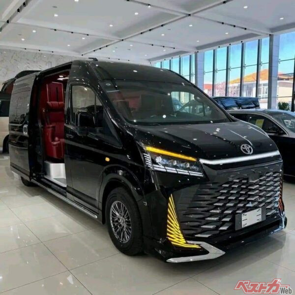 タイのトヨタディーラーで販売されているハイエース（日本名グランドハイエース）。その名もToyota Hiace Caesar Crown Edition